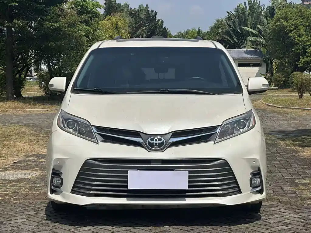 Toyota Sienna — миниатюра 2