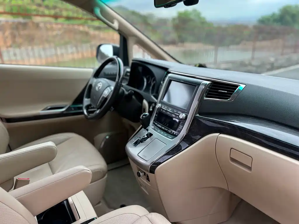 Toyota Alphard — миниатюра 11