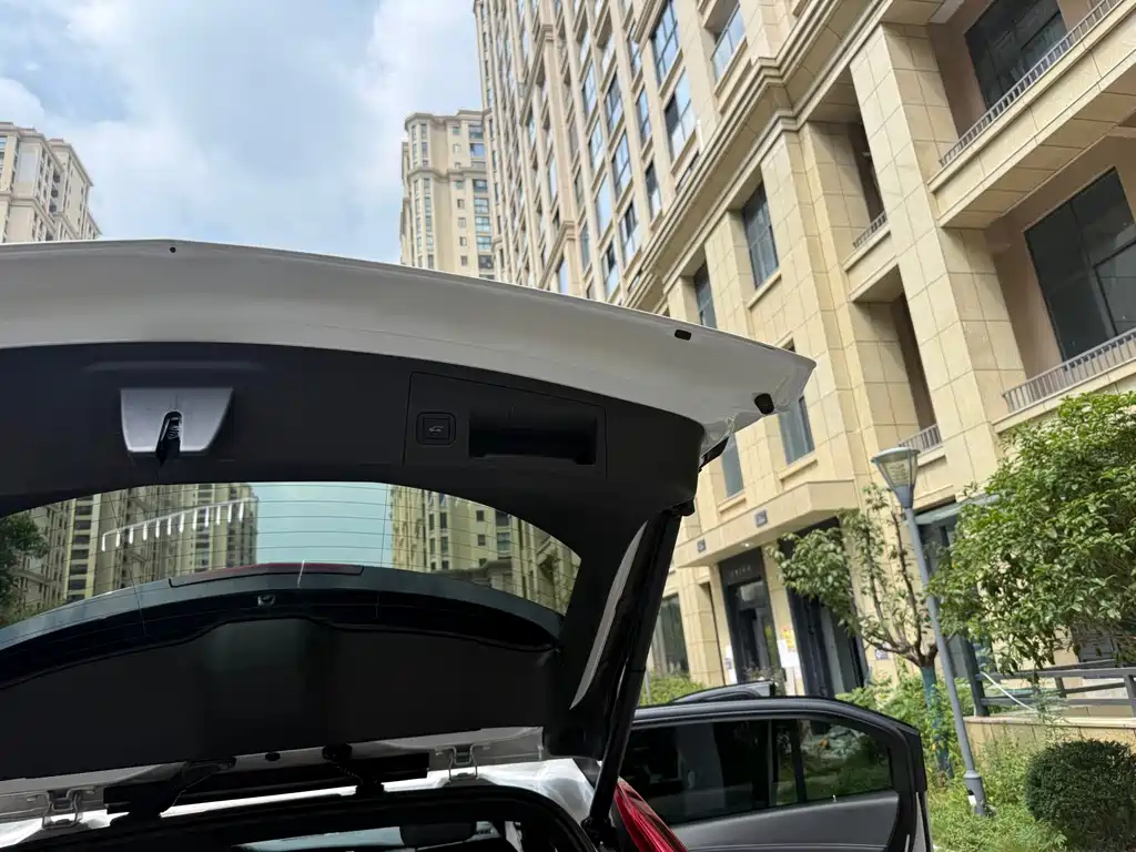 Cadillac XT4 — миниатюра 8