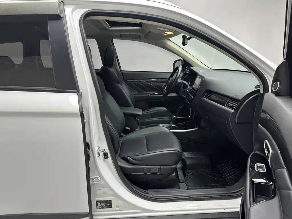 Mitsubishi Outlander — миниатюра 10