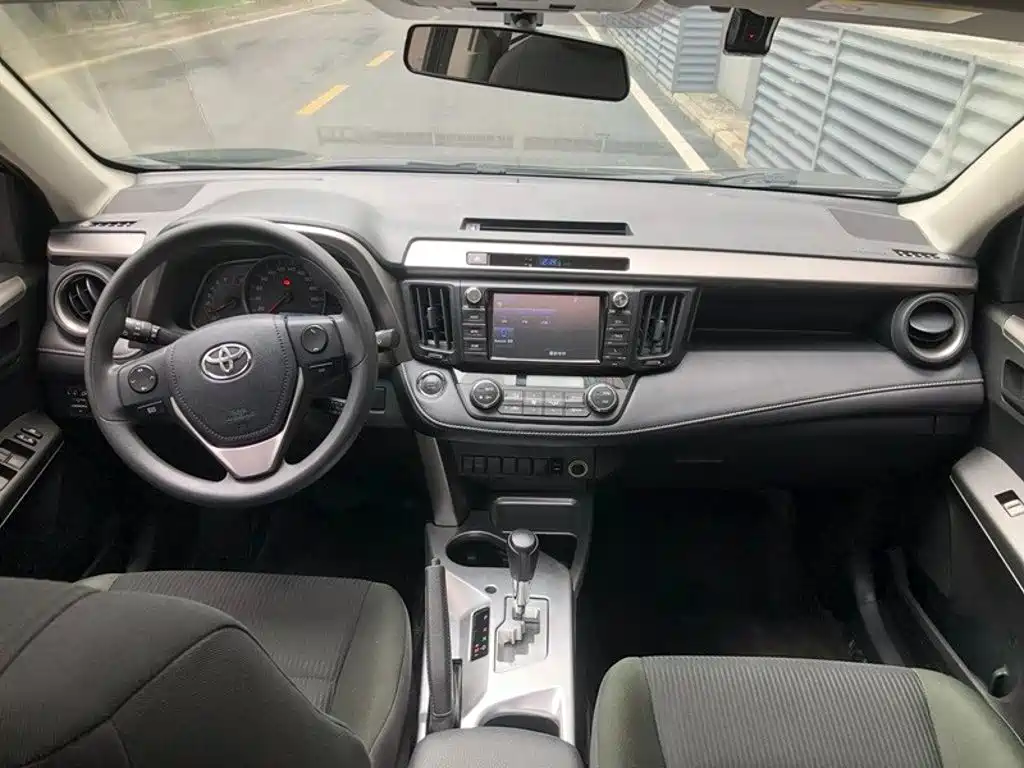 Toyota RAV4 — миниатюра 7