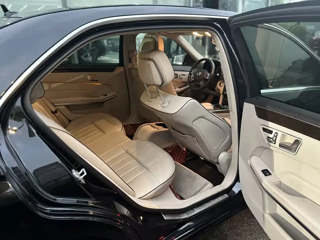 Mercedes-Benz E-Class — миниатюра 7