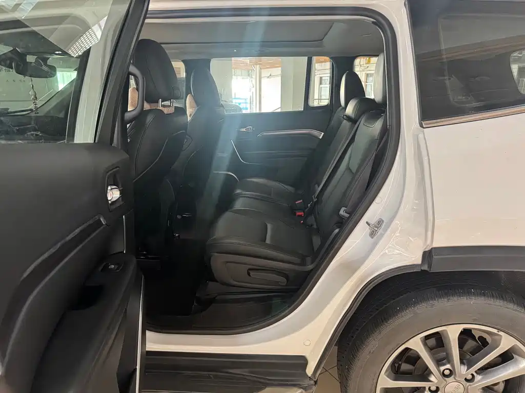 Jeep Grand Commander — миниатюра 6
