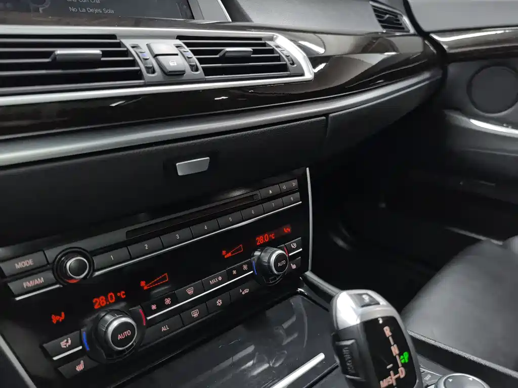BMW 5 Series GT 535i Leading Type, фото 11