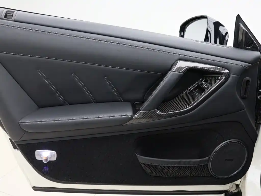 Nissan GT-R — миниатюра 6