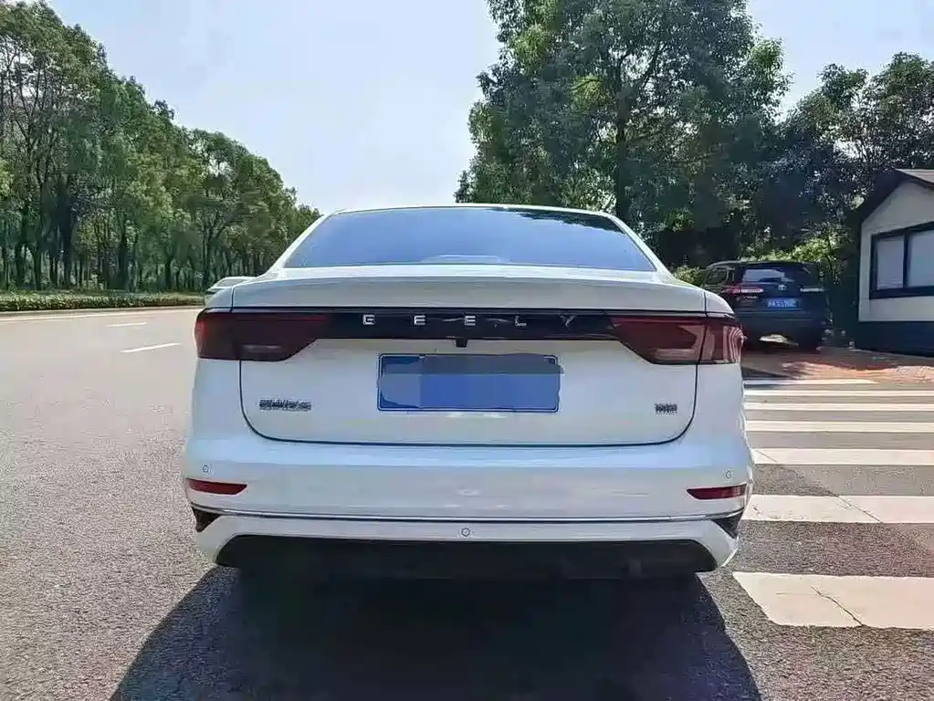 Geely Emgrand 2022 4 1.5L CVT Luxury
