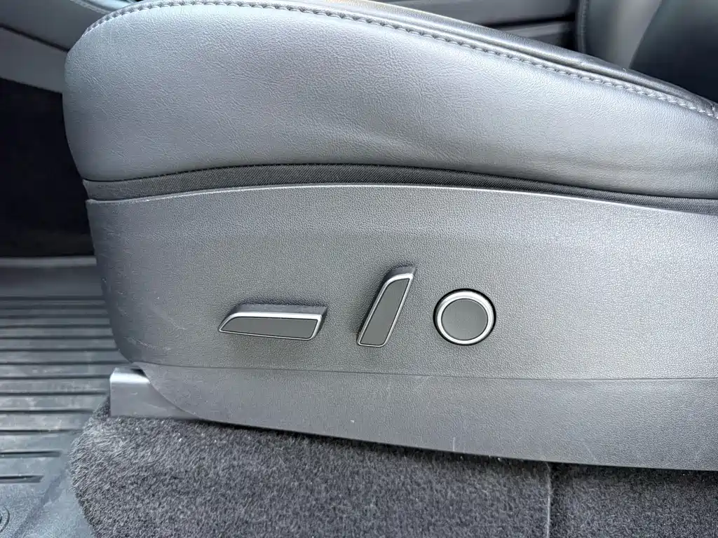 Tesla Model Y — миниатюра 17