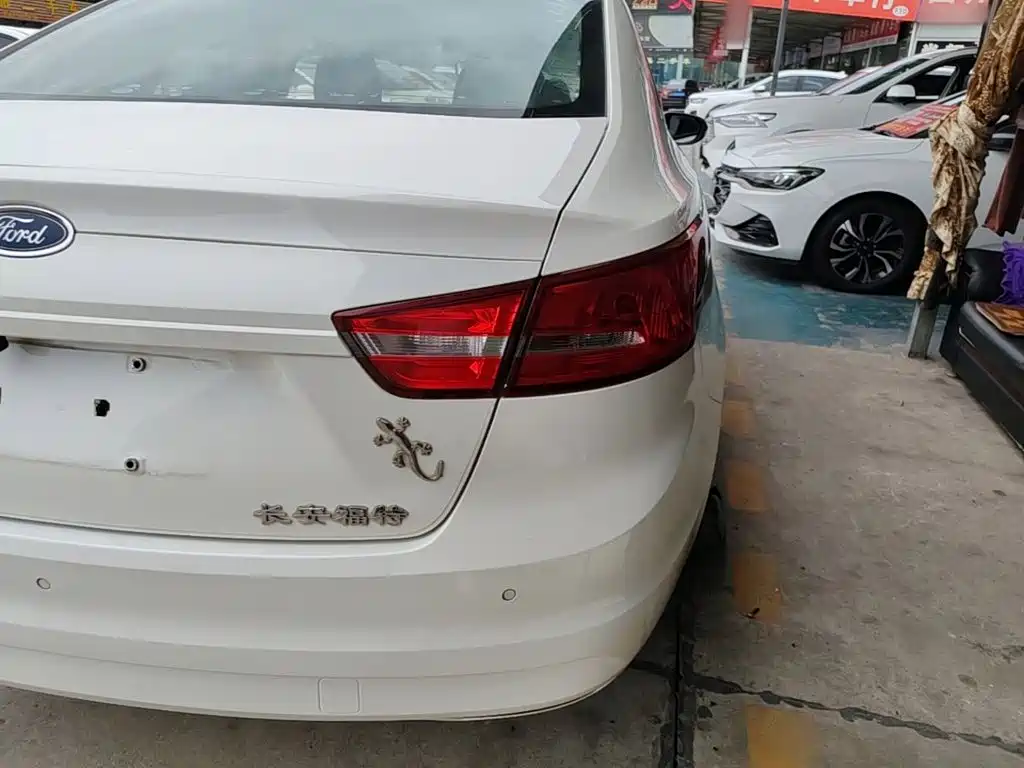 Ford Escort 2015 1.5L MT Comfort