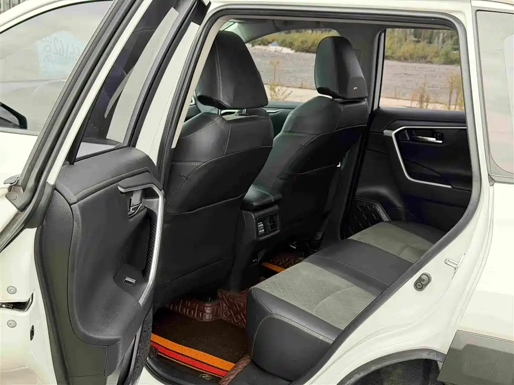 Toyota RAV4 — миниатюра 8