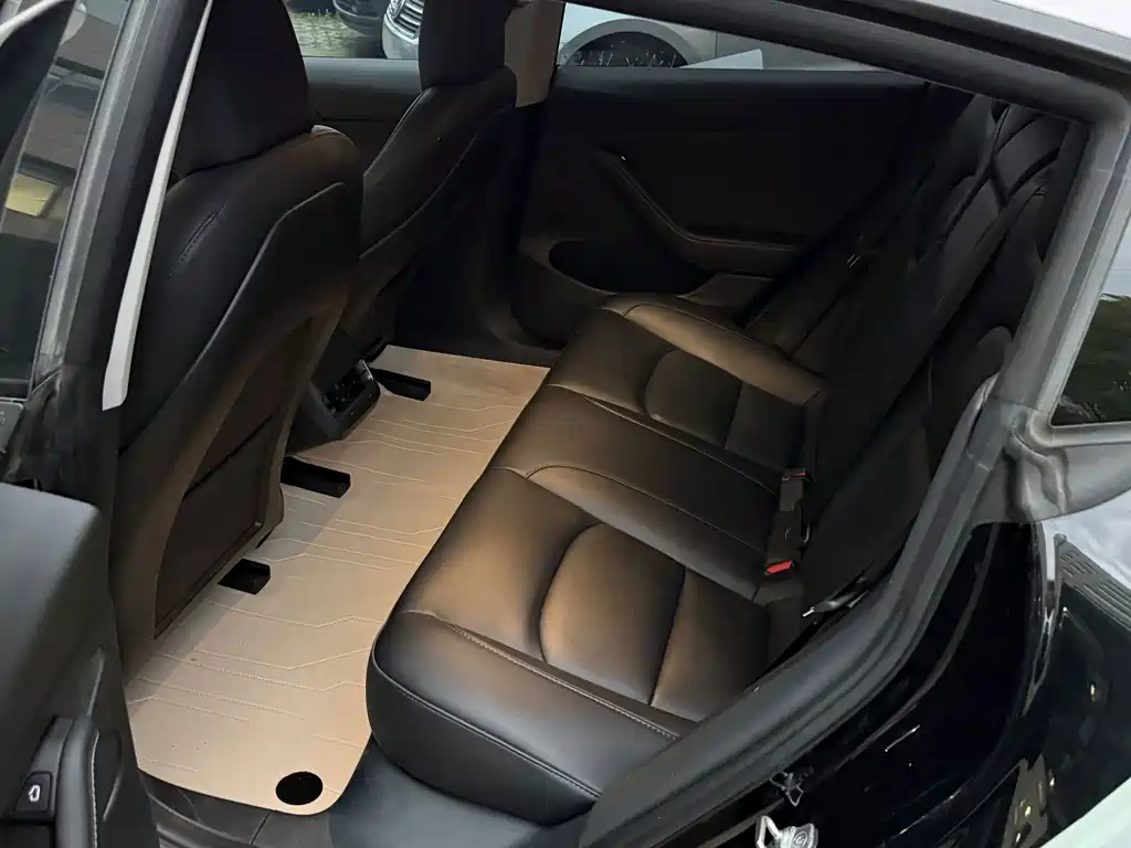 Tesla Model 3 — миниатюра 7