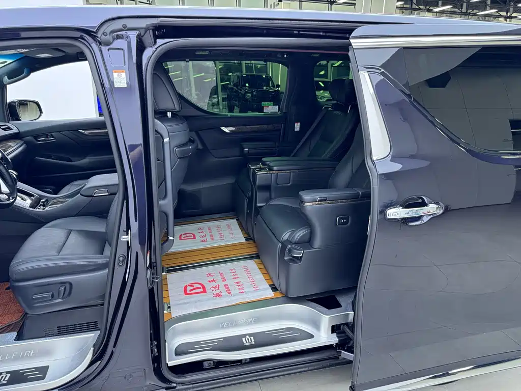 Toyota Vellfire — миниатюра 8