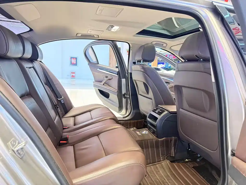 BMW 5 Series — миниатюра 12