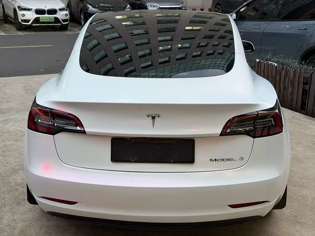Tesla Model 3 — миниатюра 3