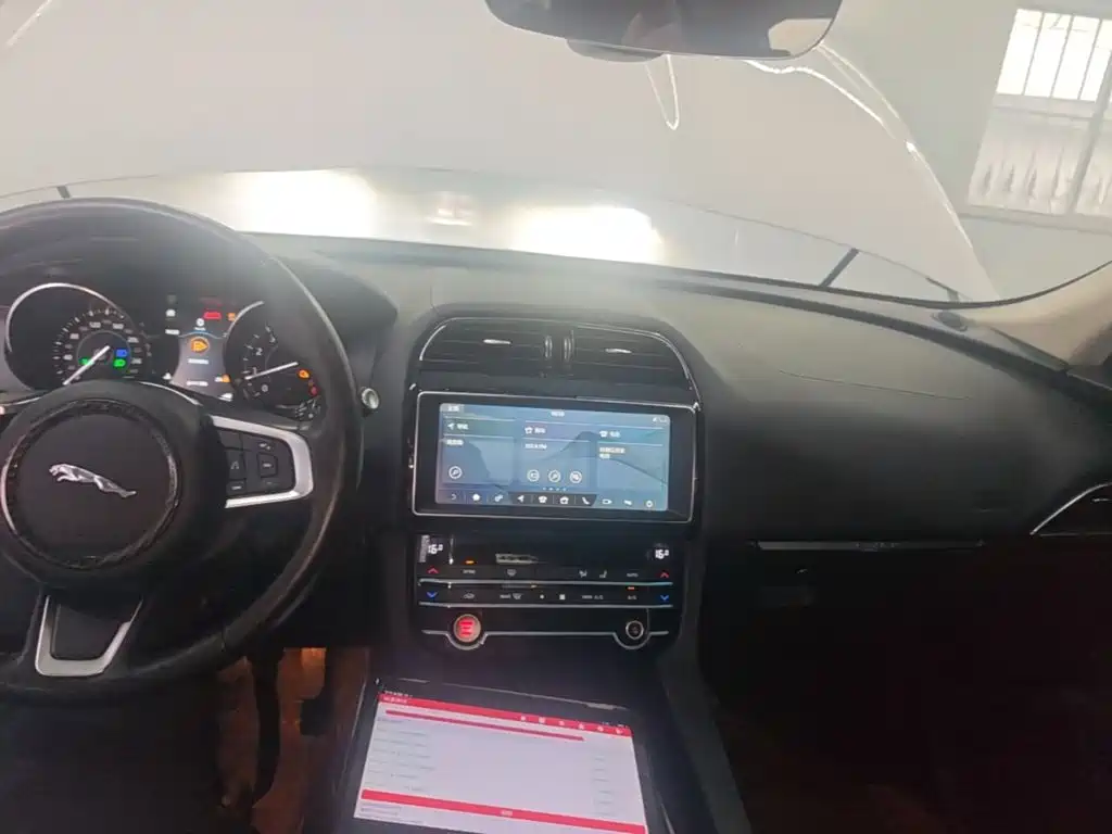 Jaguar F-PACE — миниатюра 10