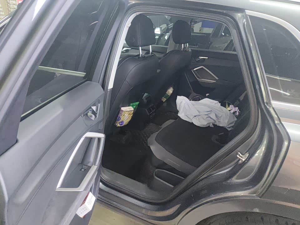 Audi Q3 1.4 л 2022 г. Серебристо-серый, пробег 40000 км