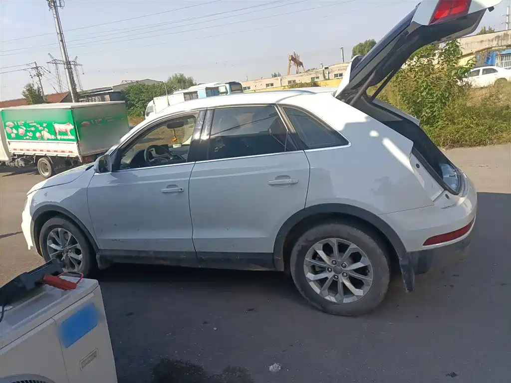 AUDI  Q3