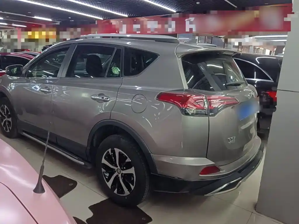 Toyota RAV4 — миниатюра 5