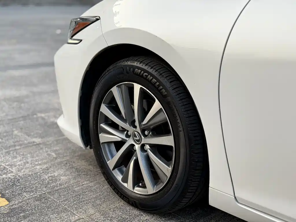Lexus ES — миниатюра 12