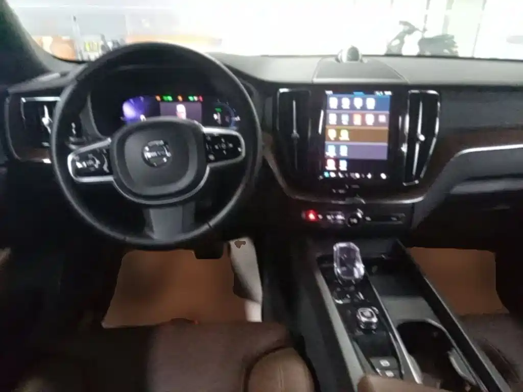 Volvo XC60 PHEV — миниатюра 11