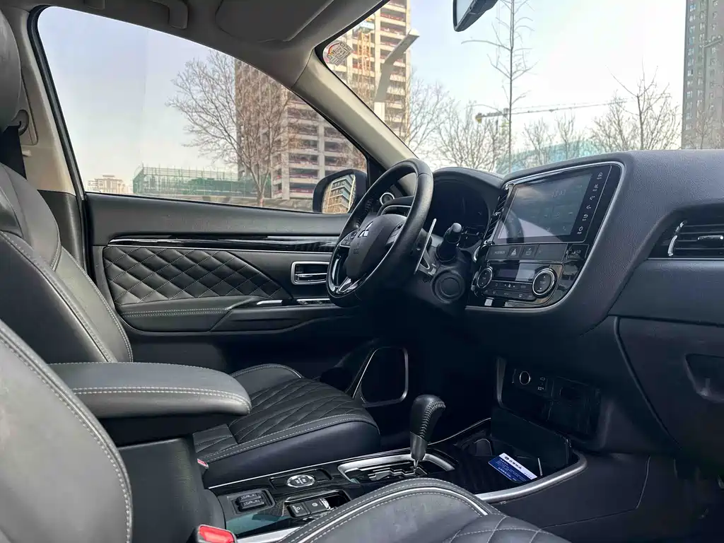 MITSUBISHI OUTLANDER