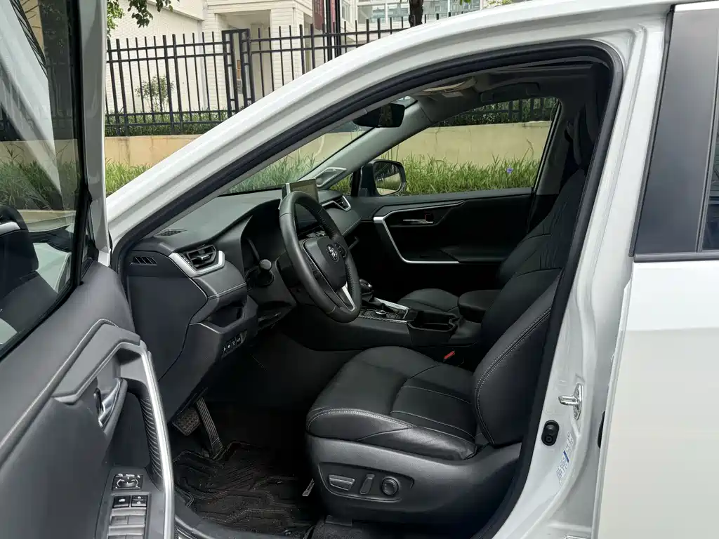 Toyota RAV4 2022 2.5L E-CVT Elite Plus