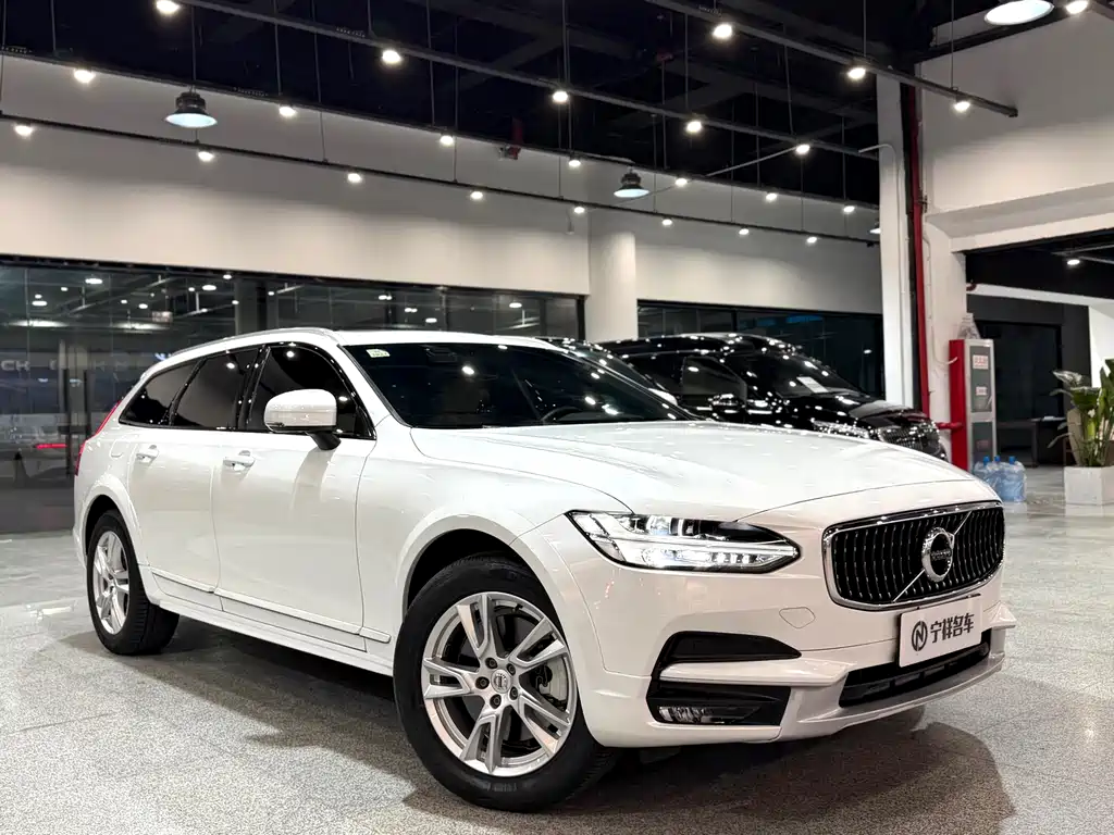 VOLVO  V90