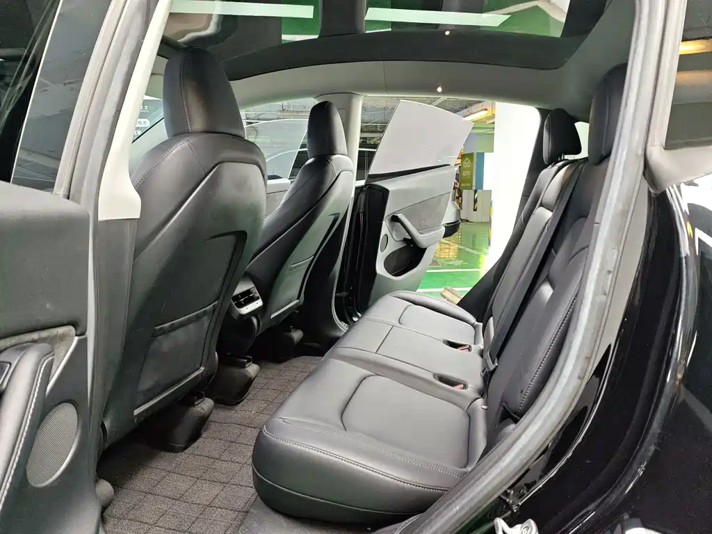 Tesla Model Y — миниатюра 12
