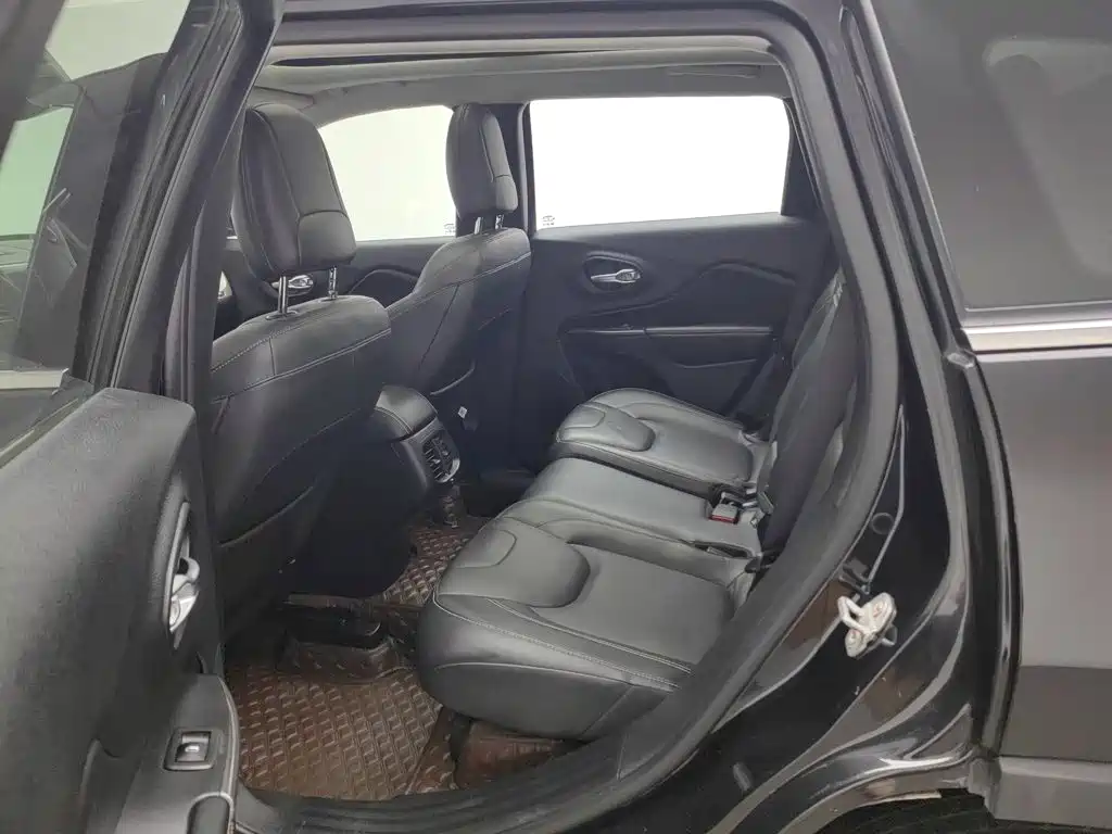 Jeep Cherokee — миниатюра 15