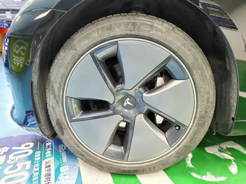 Tesla Model 3 — миниатюра 3