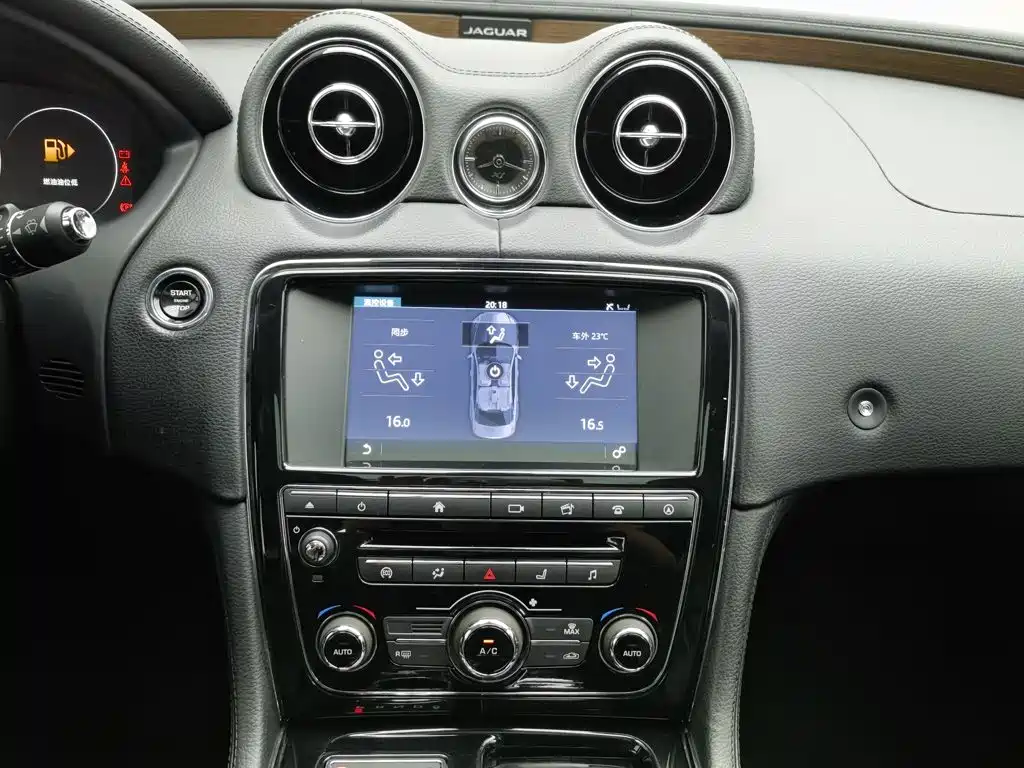 Jaguar XJ — миниатюра 12