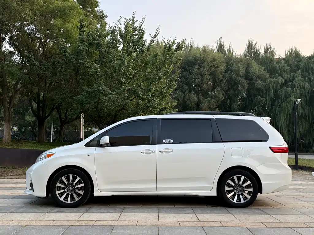 Toyota Sienna — миниатюра 8