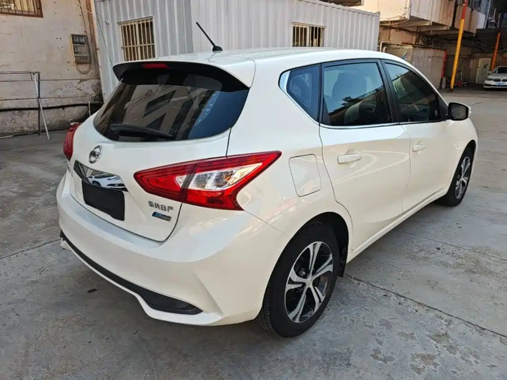 Nissan Tiida — миниатюра 7