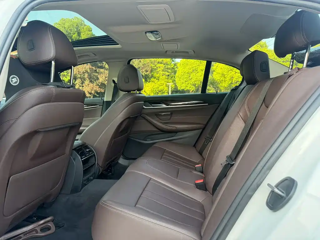 BMW 5 Series — миниатюра 4