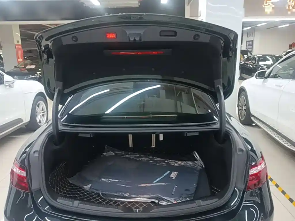 Mercedes-Benz E-Class (Import) — миниатюра 19