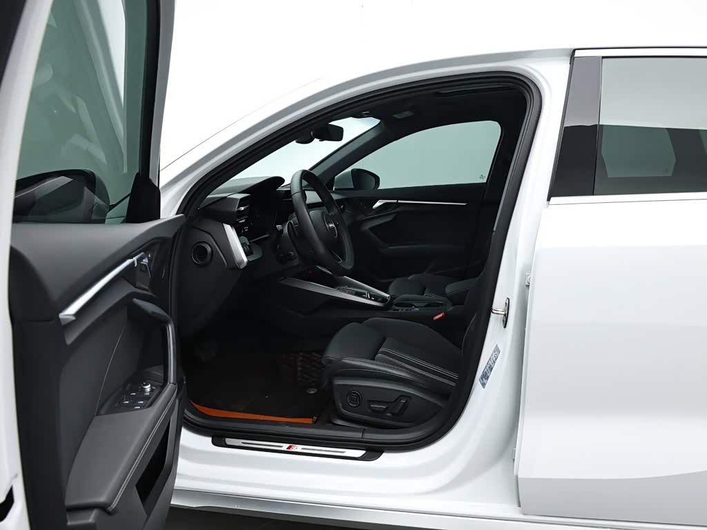 Audi A3 1.4 л 2022 г. Белый, пробег 25299 км