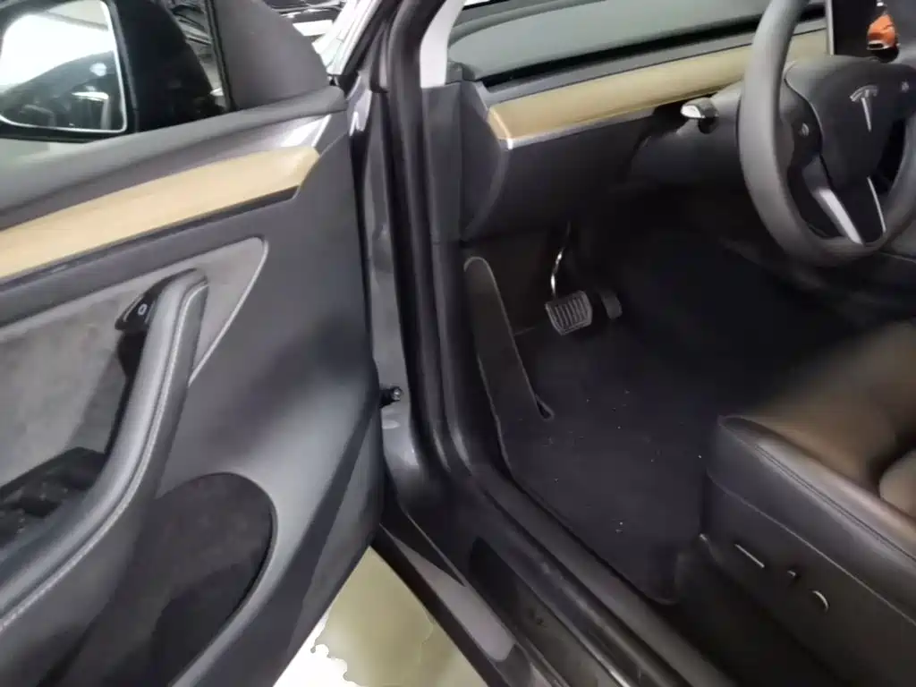 Tesla Model Y — миниатюра 16
