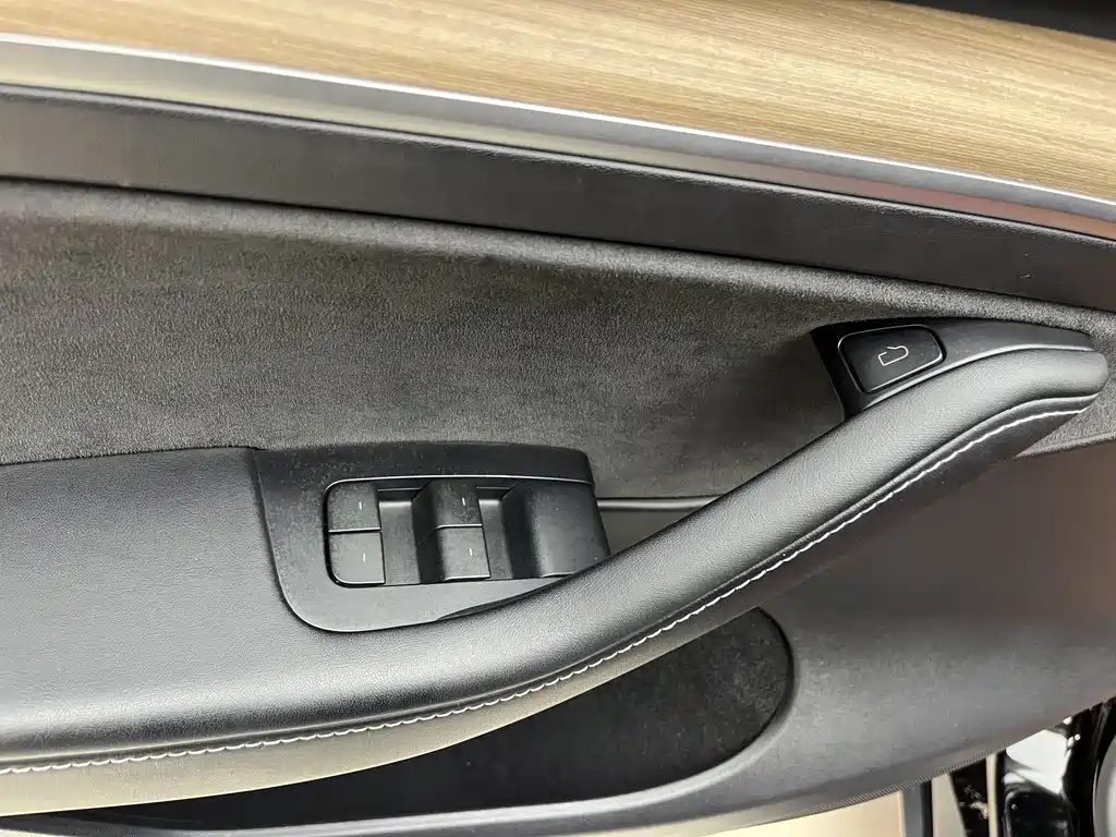 Tesla Model Y — миниатюра 9