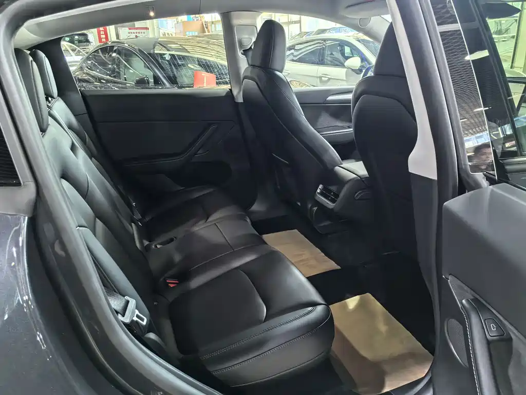 Tesla Model Y — миниатюра 10