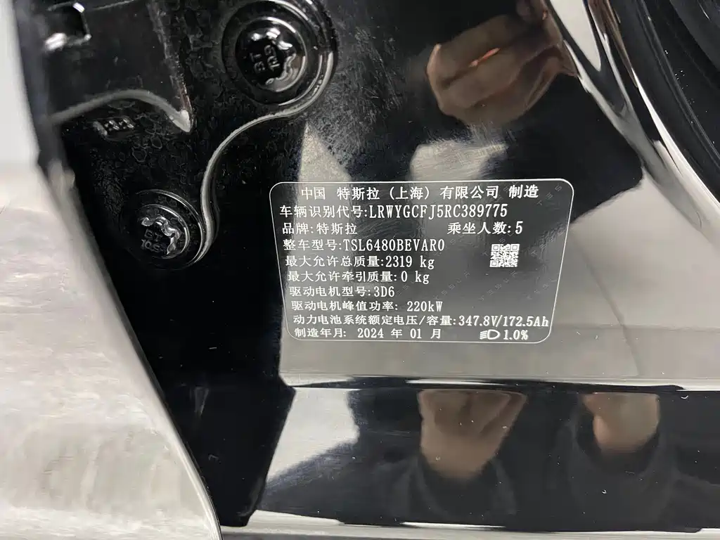 Tesla Model Y — миниатюра 21