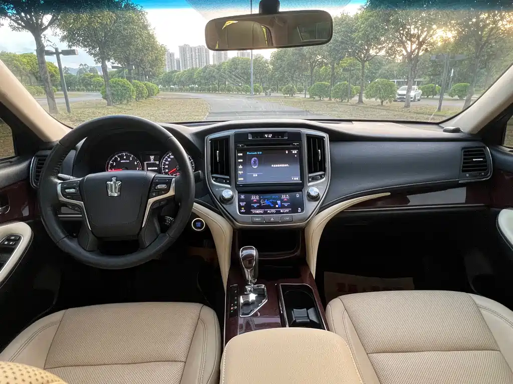 Toyota Crown — миниатюра 14