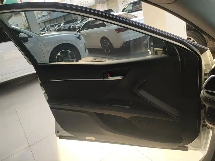 Toyota Camry 2021 2.0G Luxury