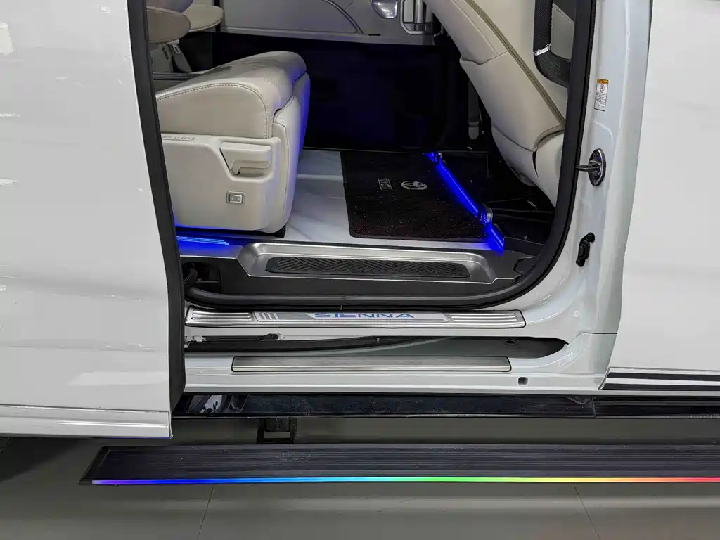Toyota Sienna — миниатюра 20