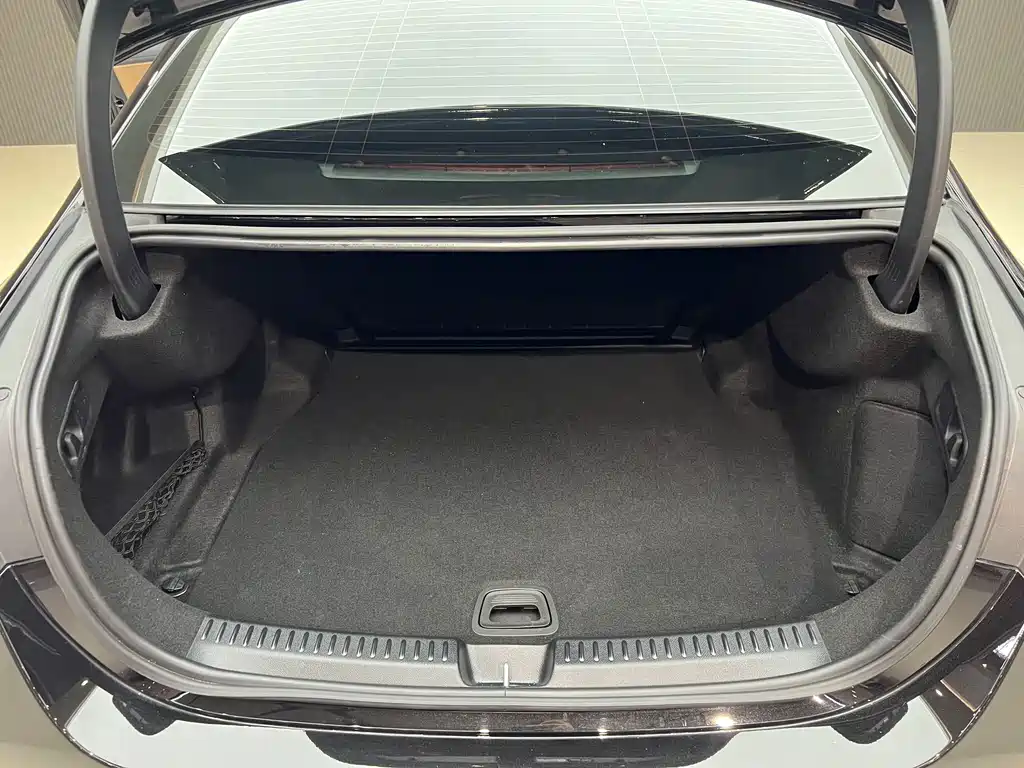 Mercedes-Benz E-Class — миниатюра 8