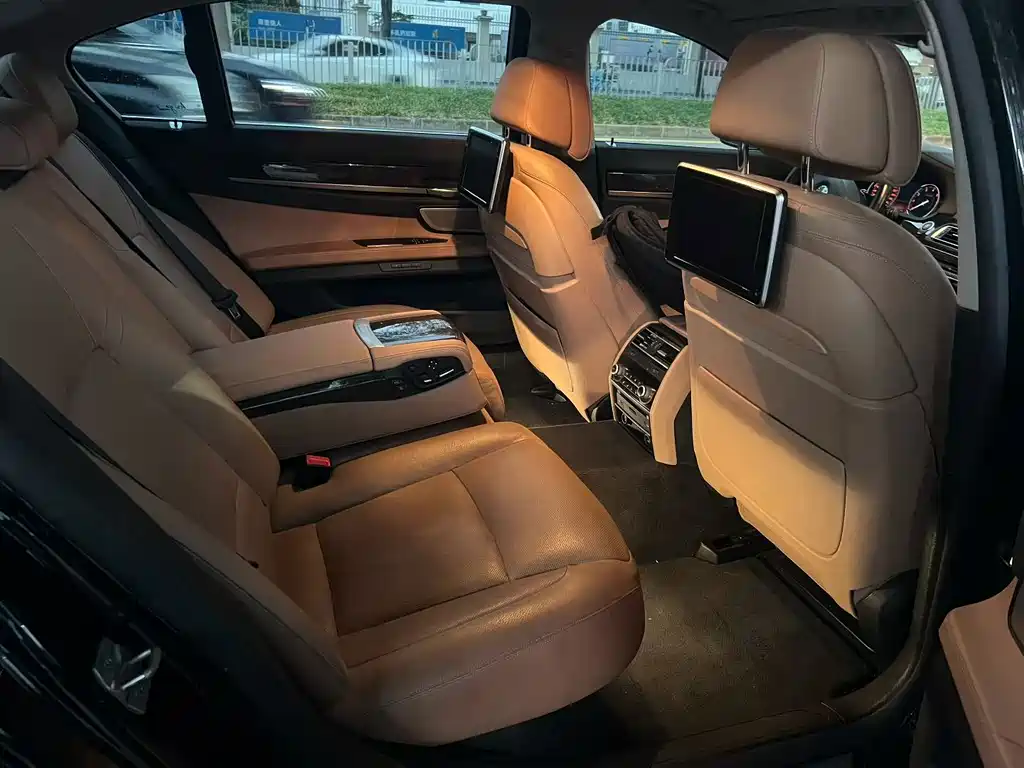 BMW 7 Series — миниатюра 4