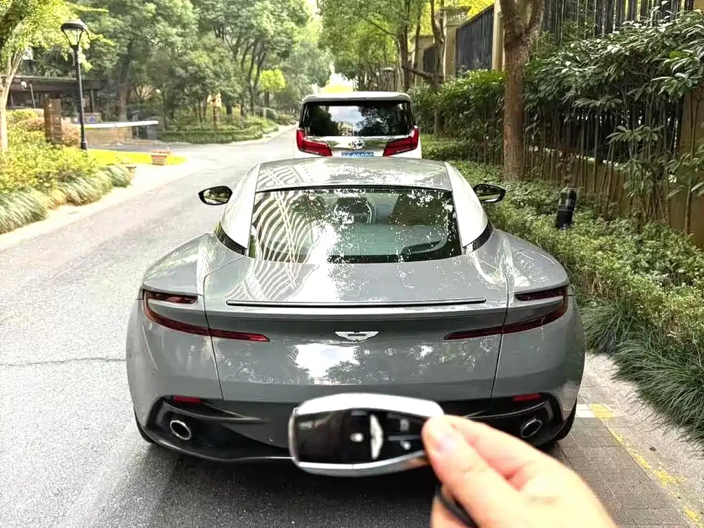 Aston Martin DB11 — миниатюра 8