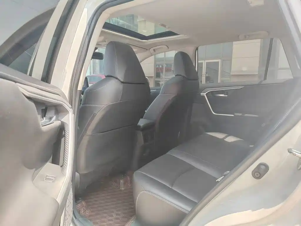 Toyota RAV4 — миниатюра 6