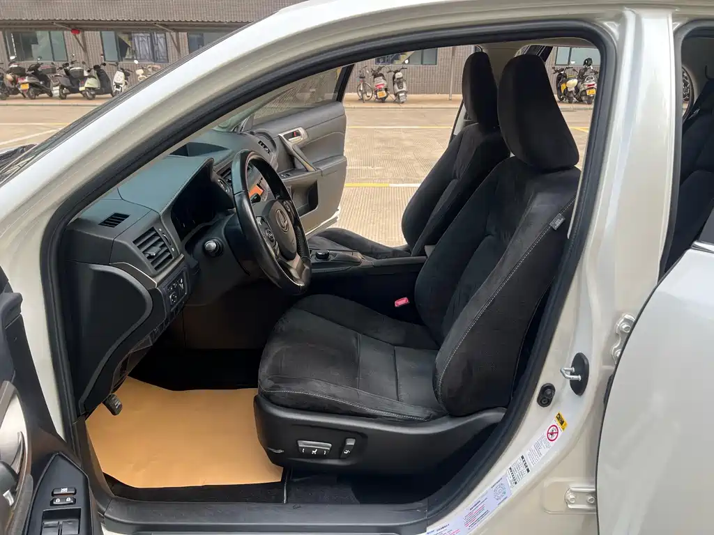 Lexus CT — миниатюра 6