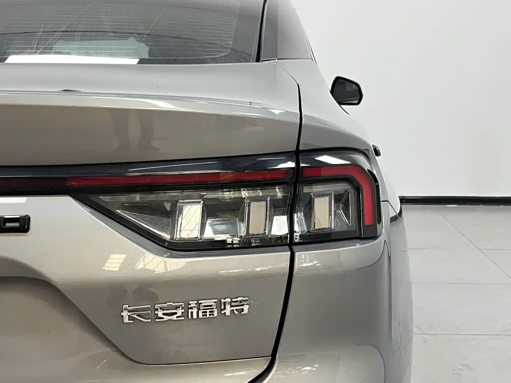 Ford Mondeo — миниатюра 7