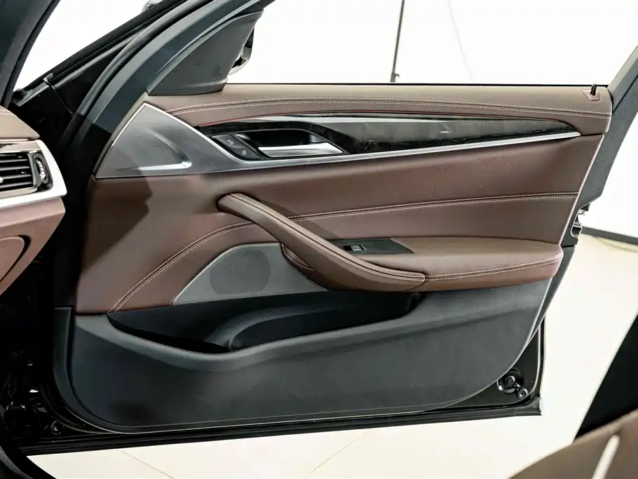 BMW 5 Series — миниатюра 15