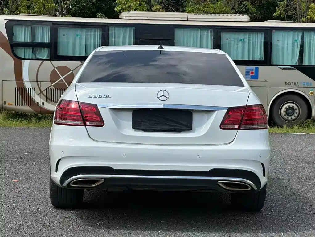 Mercedes-Benz E-Class — миниатюра 8